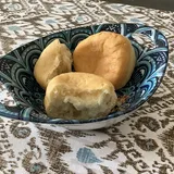 Три пышных баурсака в расписной пиале